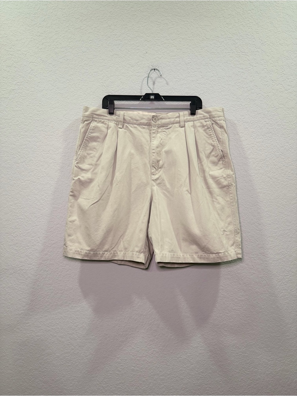 Gap Men's Pleated Cream Cotton Shorts - Size 40